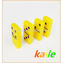 Doble seis dominó amarillo en caja de madera